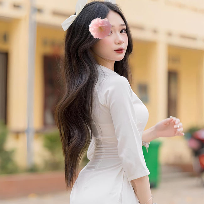 Em Phương Quỳnh mặc áo dài vô cùng sexy Em Phương Quỳnh mặc áo dài vô cùng sexy